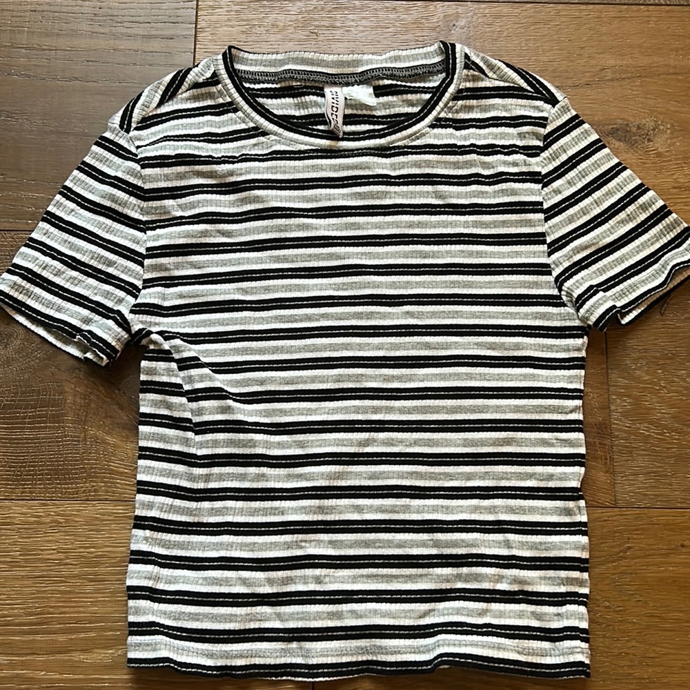 Small H&M gray and black striped crop ribbed tee